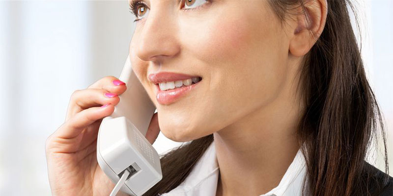 Rezeptionistin telefoniert